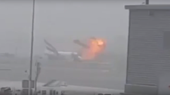 video: mira el momento exacto en el que el avion de dubai exploto video: mira el momento exacto en el que el avion de dubai exploto