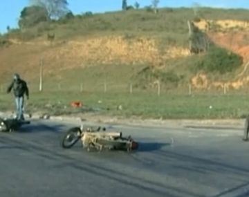 VIDEO: motociclista daba una entrevista sobre accidentes y lo chocaron
