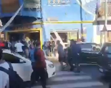 Hinchas de Colo Colo quisieron colgar una bandera en La Bombonera y fueron agredidos