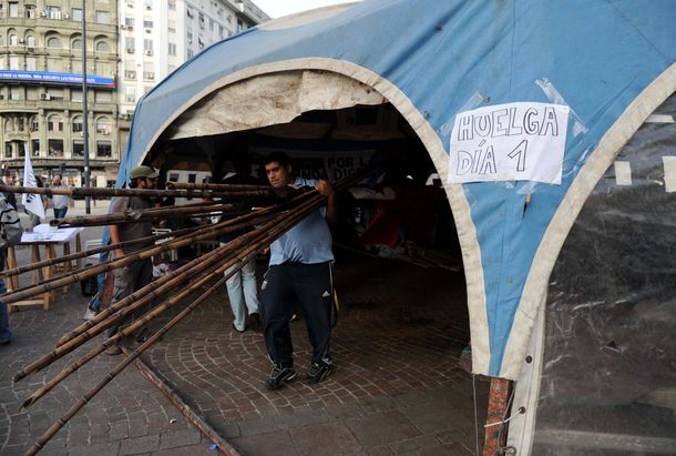 La carpa villera cumplió siete días y continuará en el Obelisco