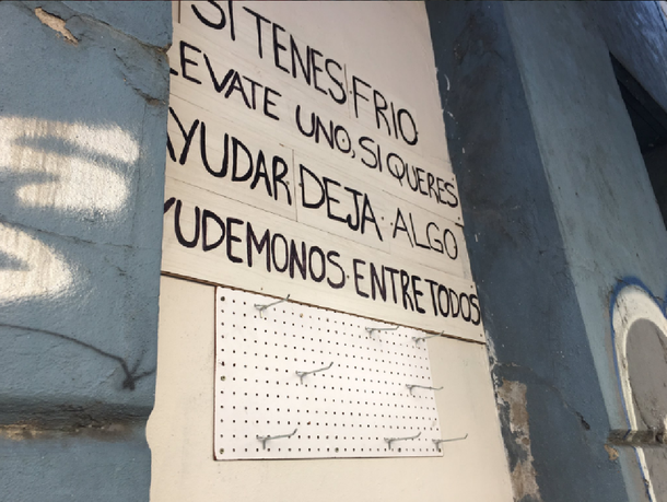 #PercheroSocial: contra el frío, proponen colgar en la calle la ropa que no usás