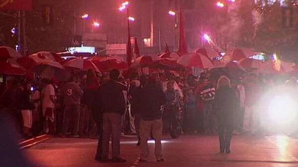 Los barras de Independiente coparon la sede para festejar la partida de Cantero