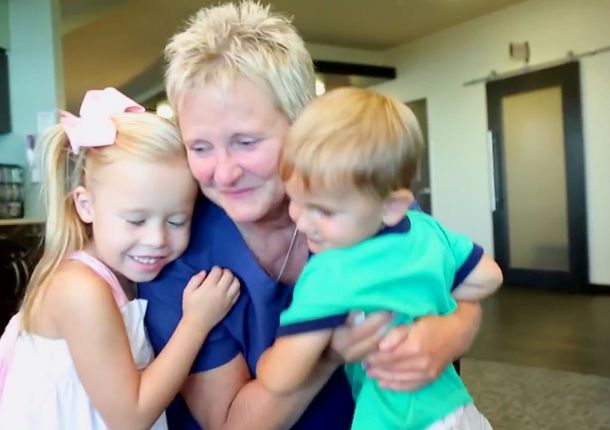 Imperdible agradecimiento: salvó a varios bebés y le dedicaron un emotivo homenaje