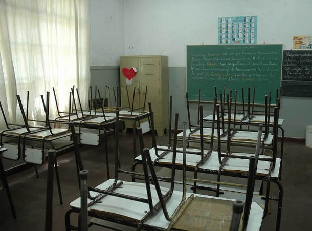 Un juez ordenó a los padres de 25 chicos que los manden al colegio por deserción escolar