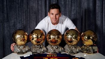 el mas ganador de la historia: messi poso con sus cinco balones de oro el mas ganador de la historia: messi poso con sus cinco balones de oro