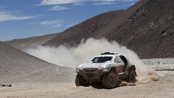 sainz volco, destrozo su auto y esta afuera del dakar sainz volco, destrozo su auto y esta afuera del dakar