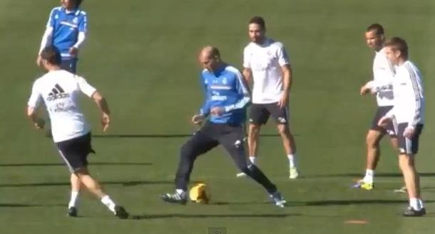 Una falta de respeto: el caño de Xabi Alonso a Zidane