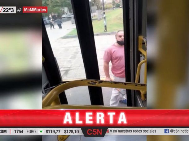 La Plata: un taxista rompió un colectivo tras una discusión de tránsito