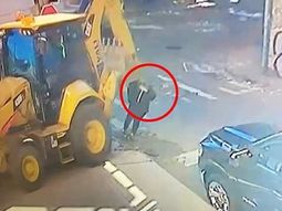 Cruzó la calle distraída mirando su celular y fue atropellada por una maquina excavadora