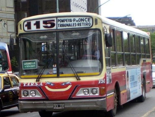 Le cortaron un dedo a un colectivero en un asalto