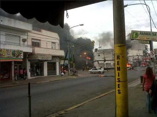 Incendian más de 30 vehículos en una comisaría en protesta por el crimen de un adolescente