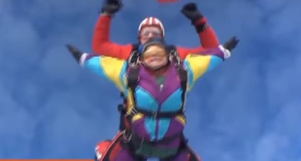 Celebró sus 80 años saltando en paracaídas