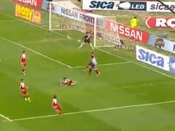 El fallido despeje de Martínez Quarta El fallido despeje de Martínez Quarta