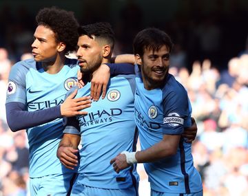 El abrazo de Agüero con el español Silva y el senegalés Sané