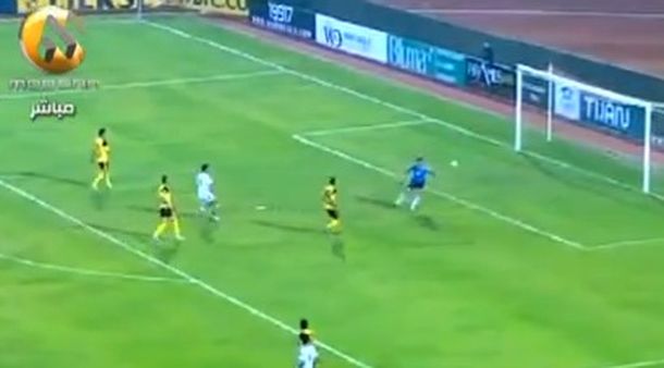Un arquero se confió y recibió el gol más tonto