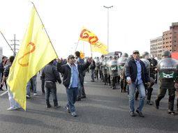 colectiveros de la linea 60 deponen su actitud y dejan libre el transito en panamericana colectiveros de la linea 60 deponen su actitud y dejan libre el transito en panamericana