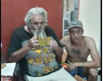 Encontró al ex guitarrista de Los Abuelos de la Nada en situación de calle y se lo llevó a vivir con él