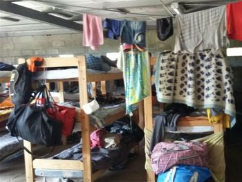 Más de 100 personas fueron rescatadas en un campo.