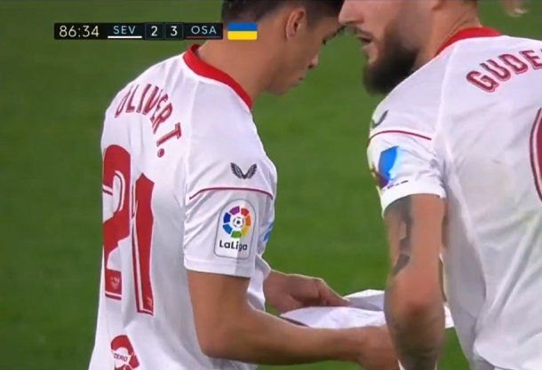 La imagen que recorre España: la reacción del Huevo Acuña a las indicaciones de Sampaoli