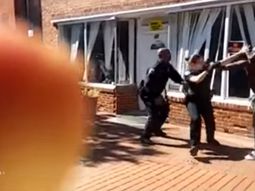 Durante arresto, un policía perdió por knockout