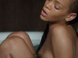 esta cantante y su nuevo video derrochan sensualidad esta cantante y su nuevo video derrochan sensualidad