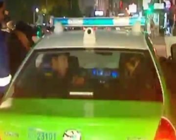 Así se subieron al patrullero y comenzaron a agredir al oficial