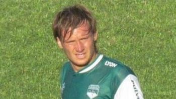 el futbol, de luto: jugador se desplomo en pleno partido y murio el futbol, de luto: jugador se desplomo en pleno partido y murio