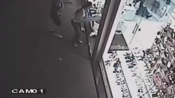 mira el momento en que una mujer noquea a un ladron pegandole con un maniqui mira el momento en que una mujer noquea a un ladron pegandole con un maniqui