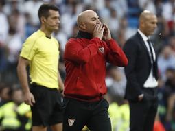 El entrenador sufrió un duro revés ante el puntero de la Liga El entrenador sufrió un duro revés ante el puntero de la Liga