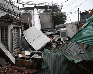 Un cartel se desplomó sobre una casa por la tormenta.