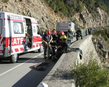 Cayó por un precipicio de 100 metros y sobrevivió