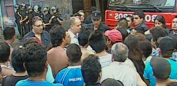 Tensión entre vecinos y la policía en el edificio incendiado de Congreso