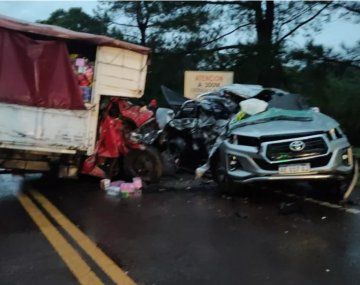 Impresionante choque frontal ente un camión y una camioneta deja dos muertos