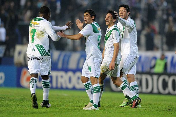 Gio Simeone marcó su primer gol y Banfield le ganó a Quilmes
