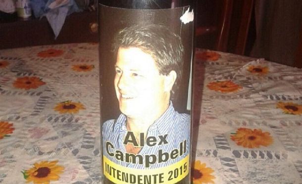 Un precandidato del PRO regala vinos con su cara a cambio de votos