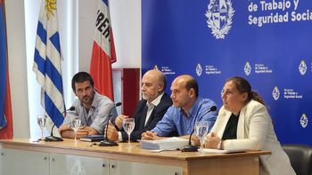 El director de Gestión Territorial del MIDES, Alejandro Sciarra, el ministro del MTSS, Pablo Mieres, el ministro de Desarrollo Social, Martín Lema, y la directora general del MTSS, Valentina Arlegui. El director de Gestión Territorial del MIDES, Alejandro Sciarra, el ministro del MTSS, Pablo Mieres, el ministro de Desarrollo Social, Martín Lema, y la directora general del MTSS, Valentina Arlegui.