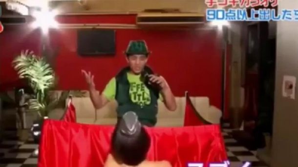 Insólito: participantes de un show de Japón cantan mientras los masturban