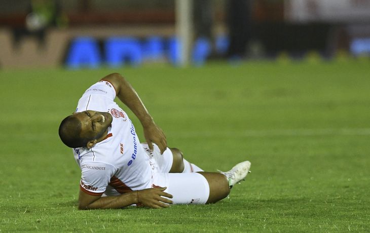 Wanchope Ábila se retuerce de dolor