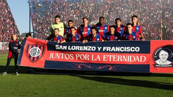 San Lorenzo rindió homenaje al Papa, en plena crisis institucional