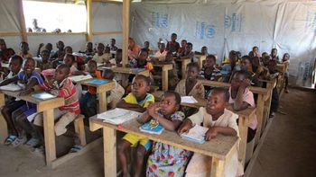 Un profesor y alumnos mataron a niña a golpes porque no podía leer Un profesor y alumnos mataron a niña a golpes porque no podía leer