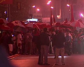 Los barras de Independiente festejaron en la sede la renuncia de Cantero