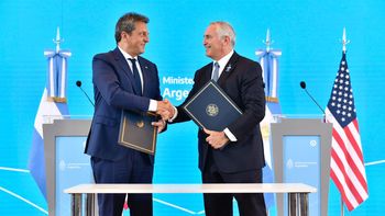 El ministro de Economía argentino, Sergio Massa, y el embajador estadounidense en ese país, Marc Stanley, en la firma del acuerdo de intercambio financiero que podría beneficiar a Uruguay. (Foto: Ministerio de Economía de Argentina) El ministro de Economía argentino, Sergio Massa, y el embajador estadounidense en ese país, Marc Stanley, en la firma del acuerdo de intercambio financiero que podría beneficiar a Uruguay. (Foto: Ministerio de Economía de Argentina)