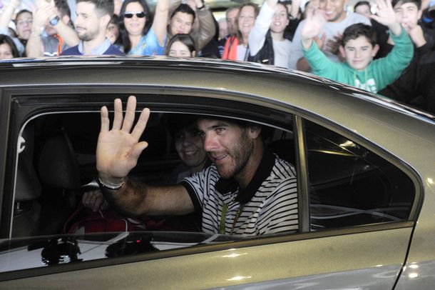 Medalla en mano, Del Potro llegó al país y fue recibido como un héroe