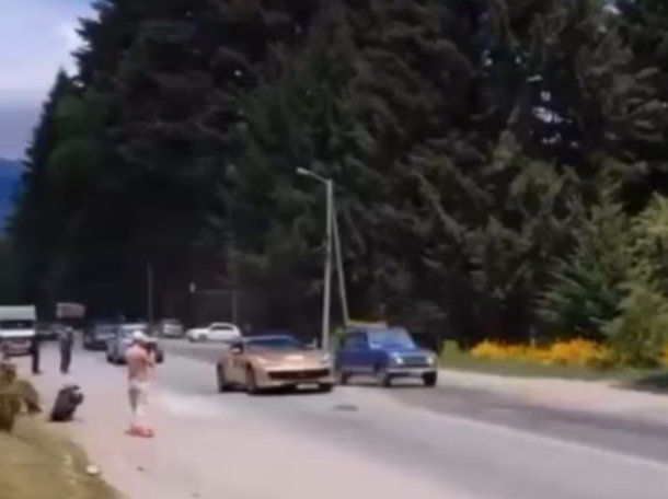 Proeza inesperada: un Renault 4 dejó atrás a una Ferrari y desató furor en las redes sociales