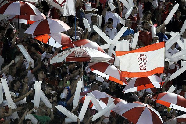 Hinchas de Huracán preparan un banderazo para despedir al equipo