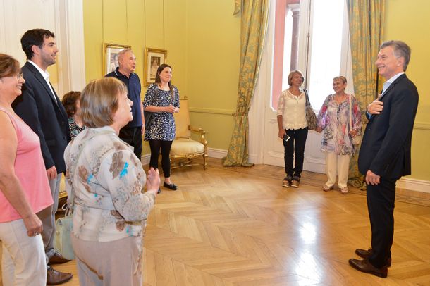 Macri recibió a jubilados en el Salón de los científicos