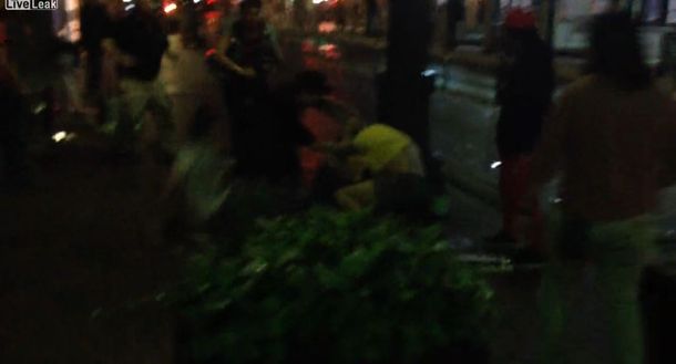 Terrible pelea en la puerta de un bar estadounidense