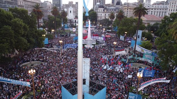 Democracia para siempre: las fotos del acto en Plaza de Mayo