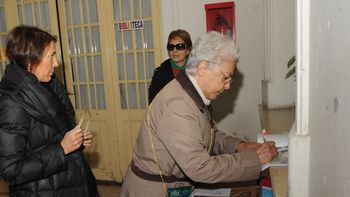 santa fe: sin incidentes, ya voto el 40 por ciento del padron electoral santa fe: sin incidentes, ya voto el 40 por ciento del padron electoral