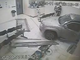 Se metió con su camioneta en la guardia del hospital porque no lo atendían